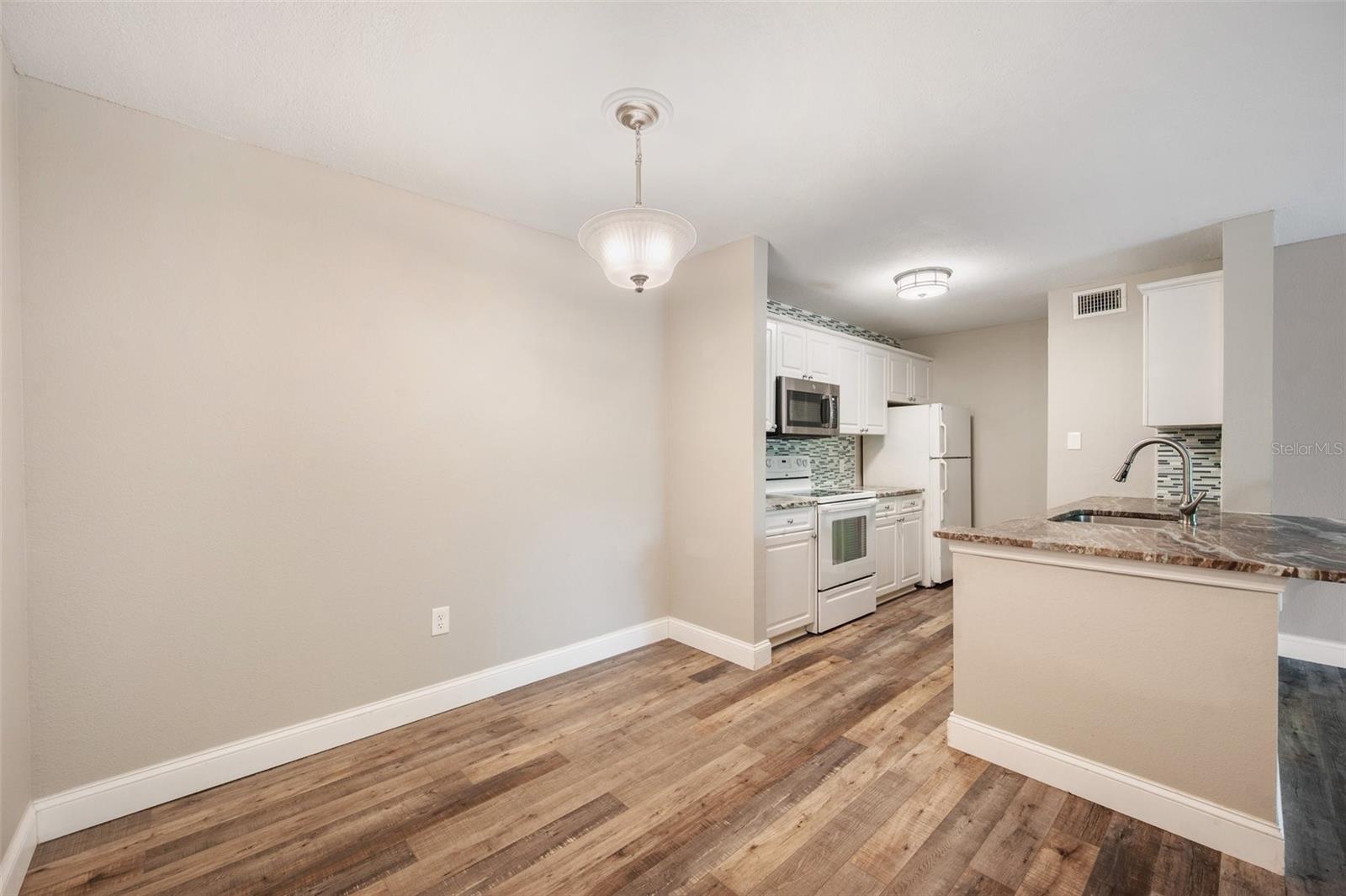 Listing photo id 3 for 9481 Highland Oak Drive 903