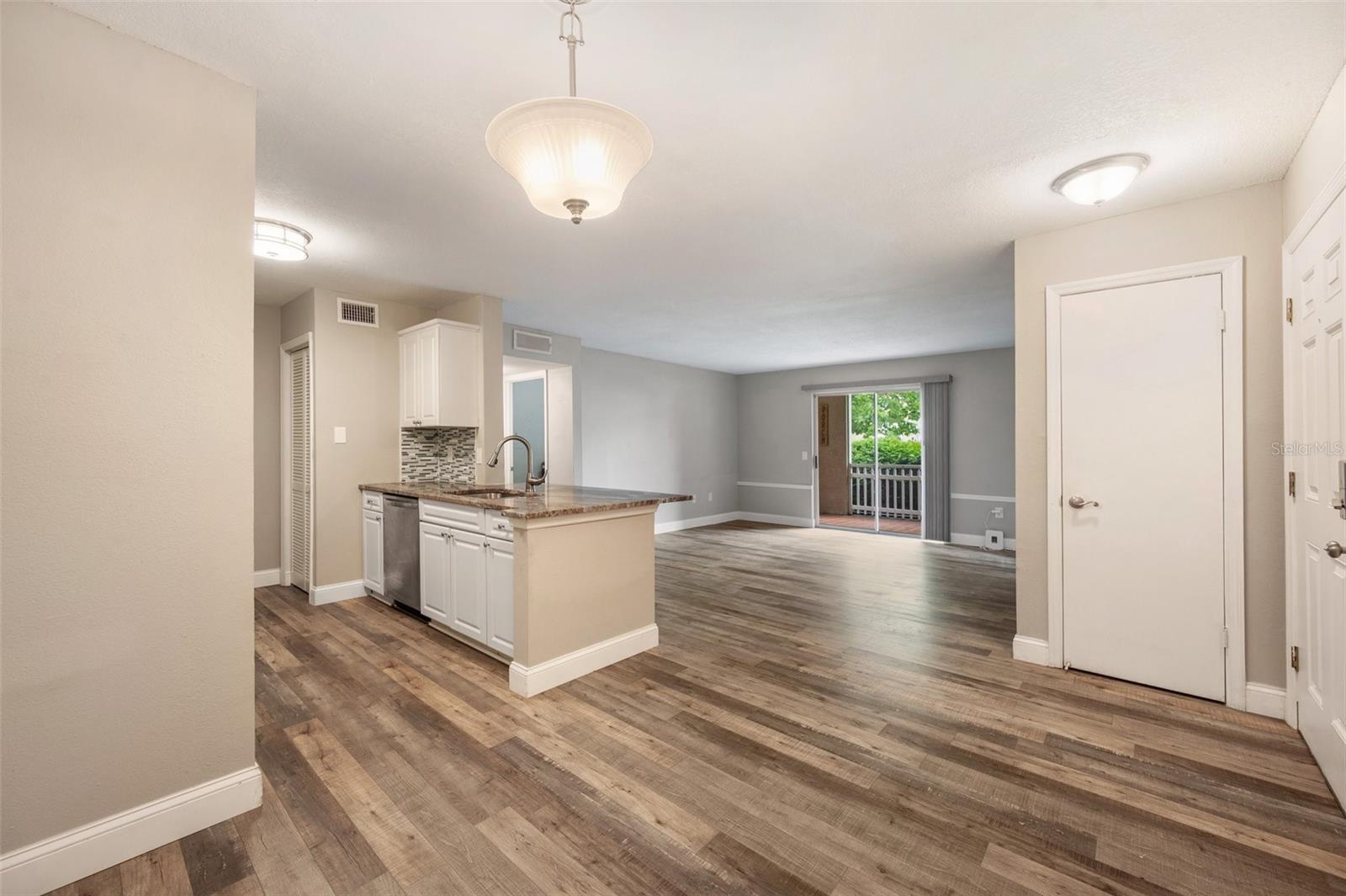 Listing photo id 4 for 9481 Highland Oak Drive 903