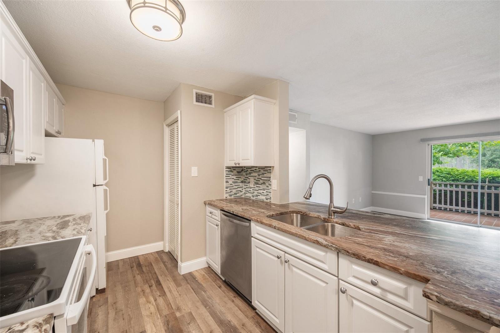 Listing photo id 6 for 9481 Highland Oak Drive 903