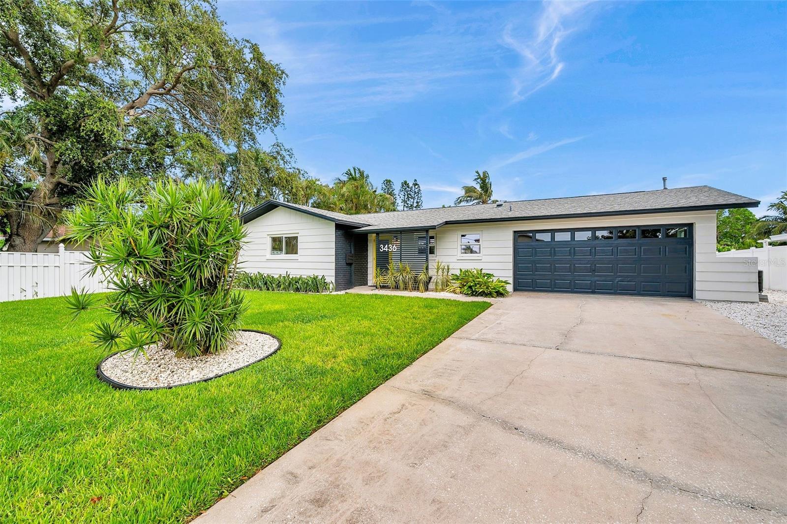 Image 4 of 56 For 3436 Manatee Drive Se