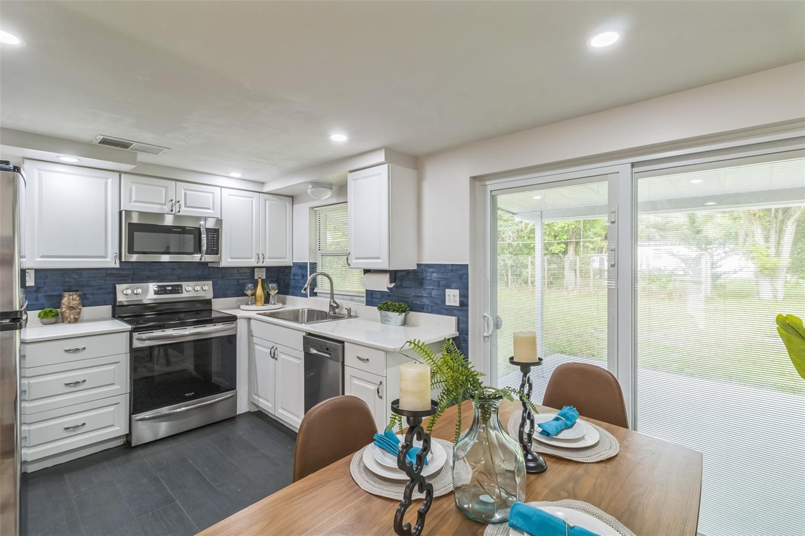 Listing photo id 10 for 5390 Manatee Terrace