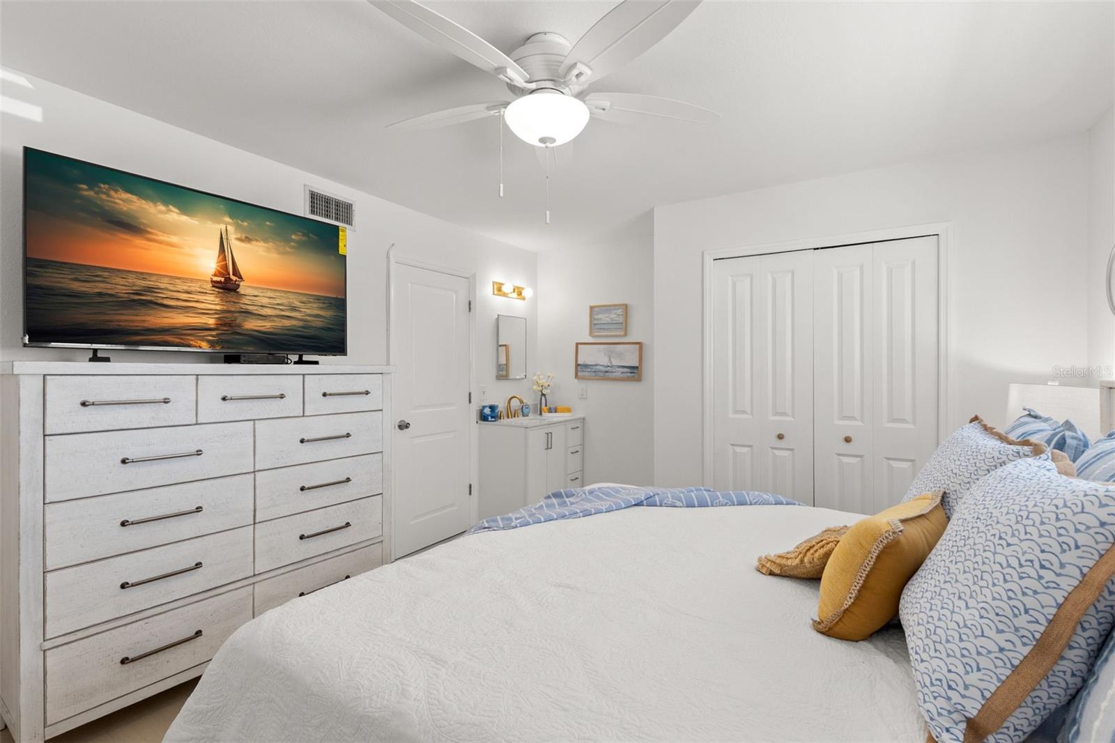 Image 17 of 35 For 10280 Gulf Boulevard 12