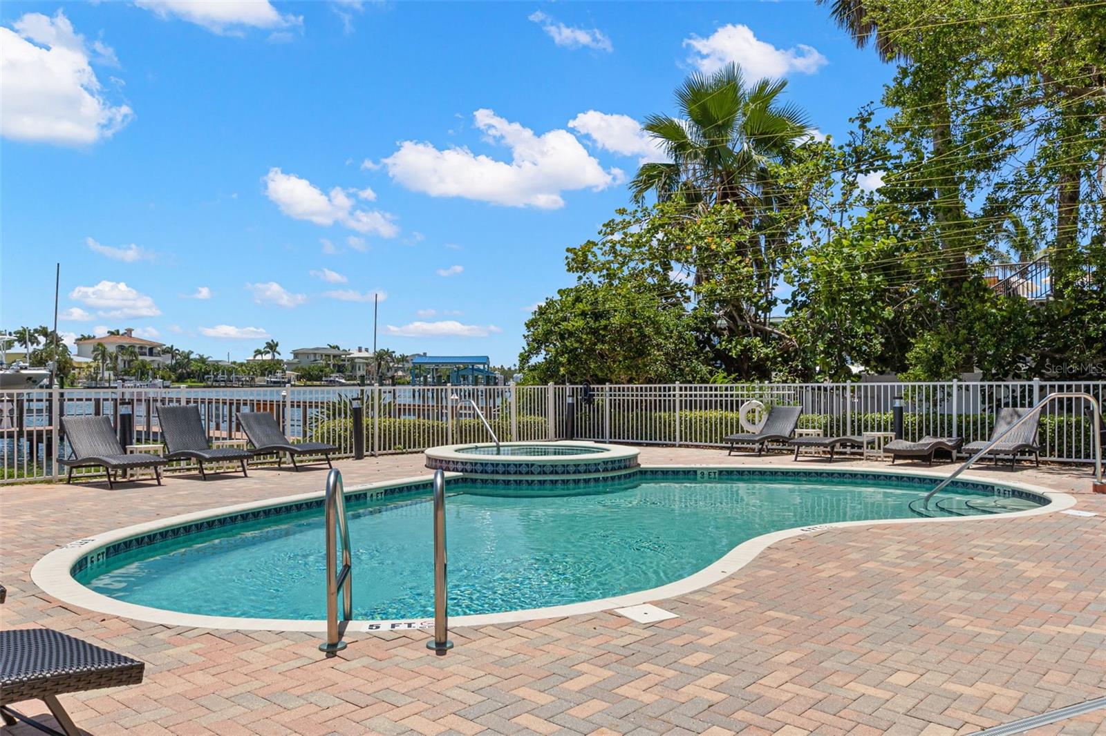 Image 34 of 41 For 3805 Gulf Boulevard 401