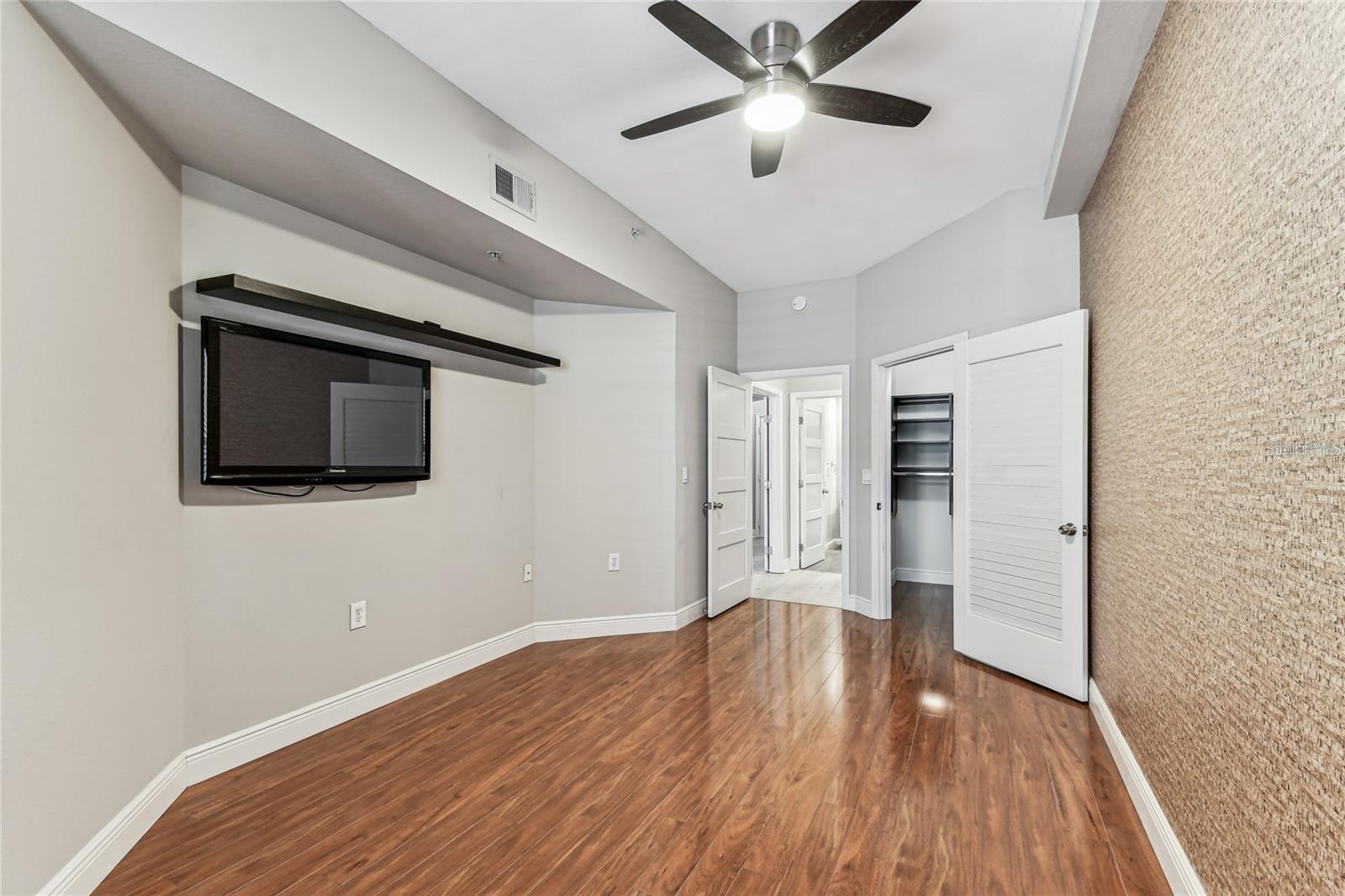 Image 9 of 34 For 100 4th Avenue S 220