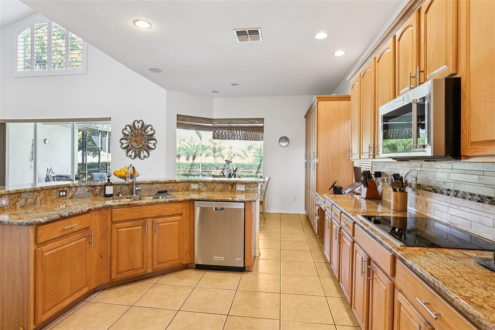Listing photo id 13 for 23346 Abercorn Lane