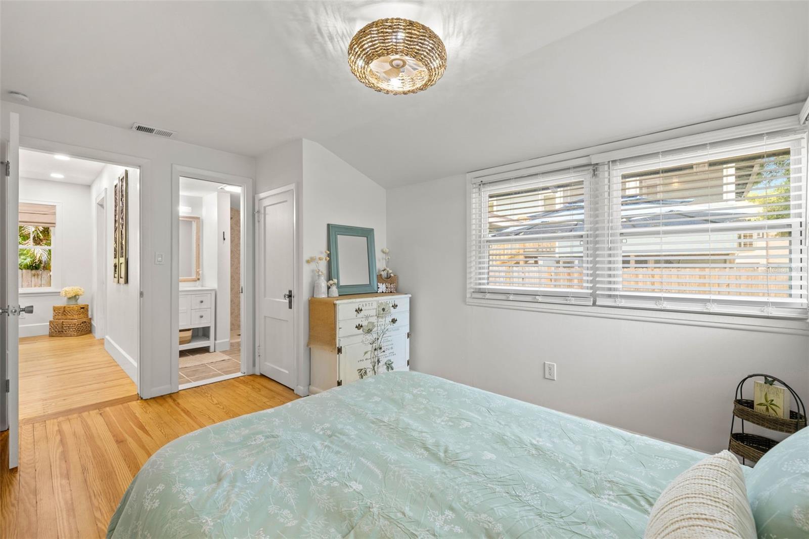 Image 30 of 53 For 1016 24th Avenue N