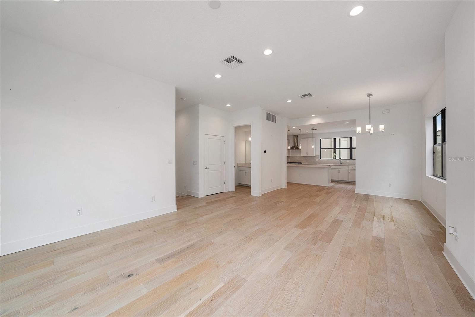 Image 12 of 53 For 2511 Grady Avenue 6
