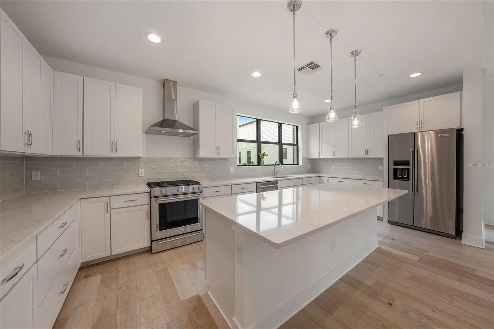 Image 17 of 53 For 2511 Grady Avenue 6