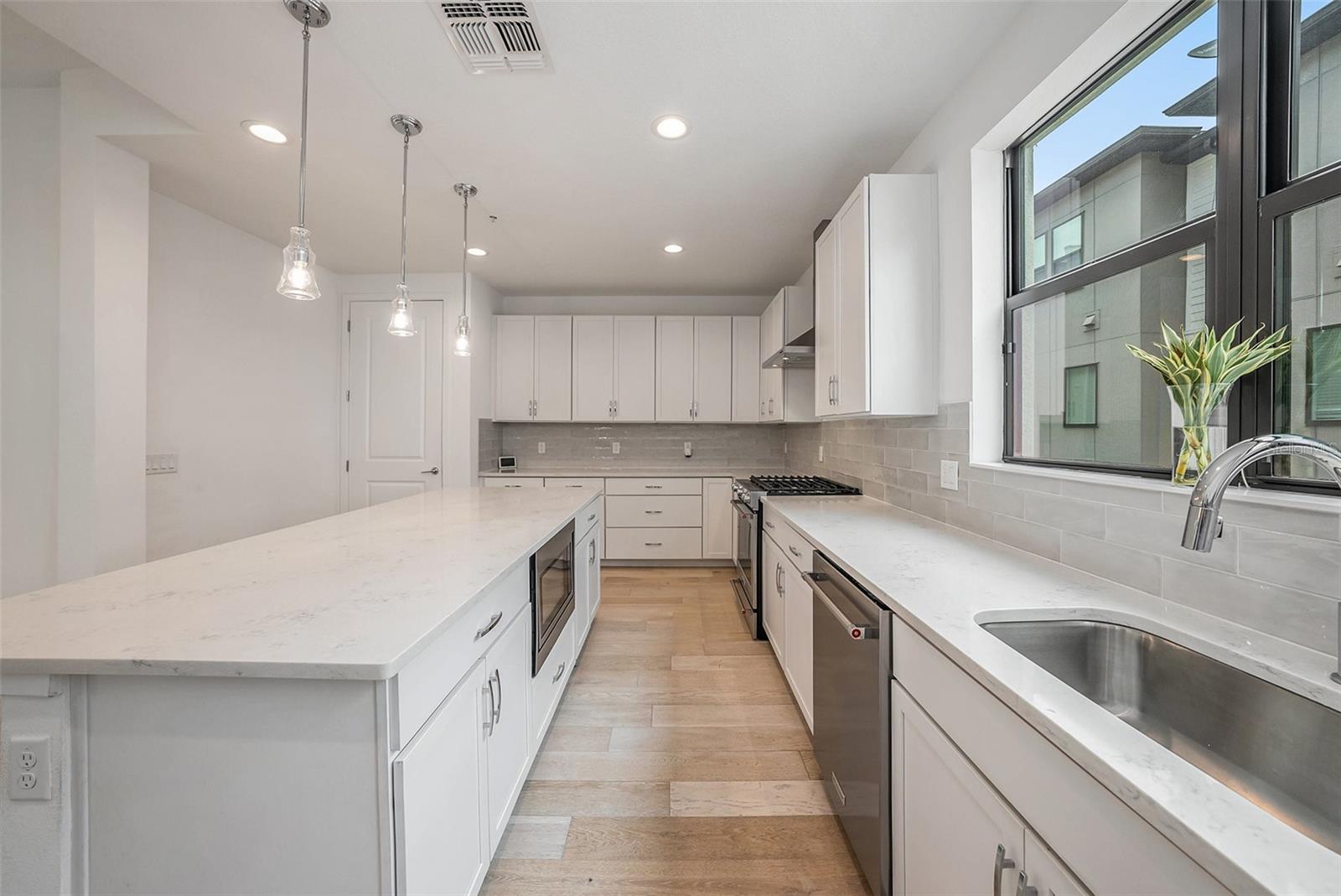 Image 19 of 53 For 2511 Grady Avenue 6