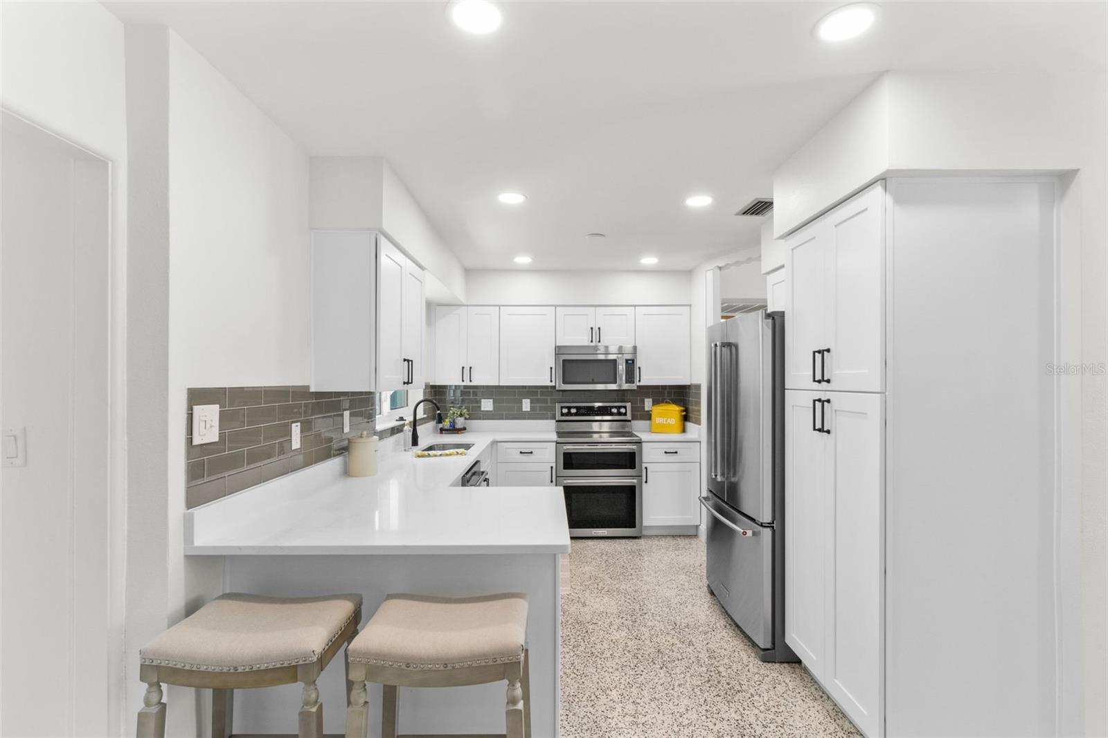Image 18 of 55 For 7950 Causeway Boulevard N