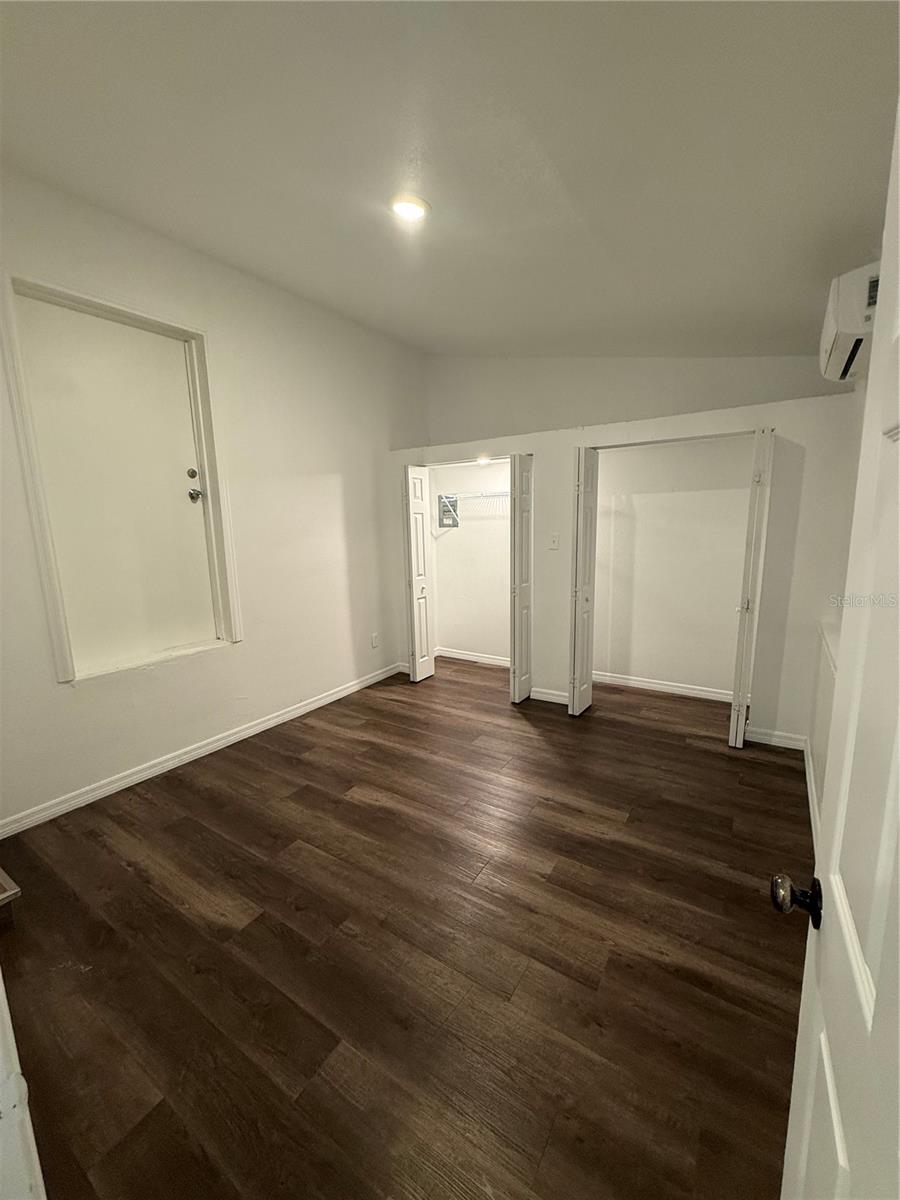 Listing photo id 2 for 8708 Edison Avenue B