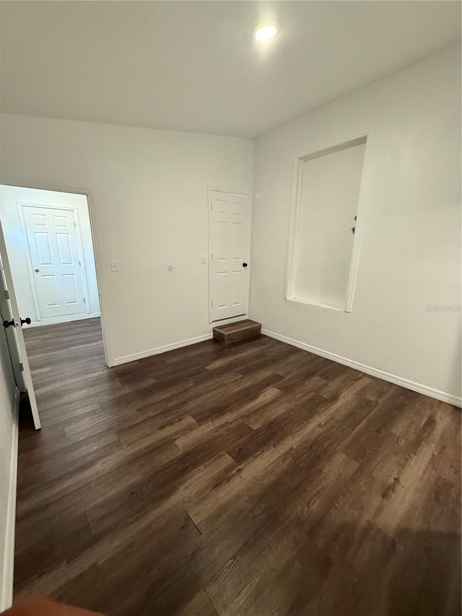 Listing photo id 3 for 8708 Edison Avenue B