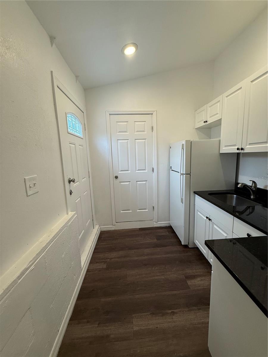 Listing photo id 6 for 8708 Edison Avenue B