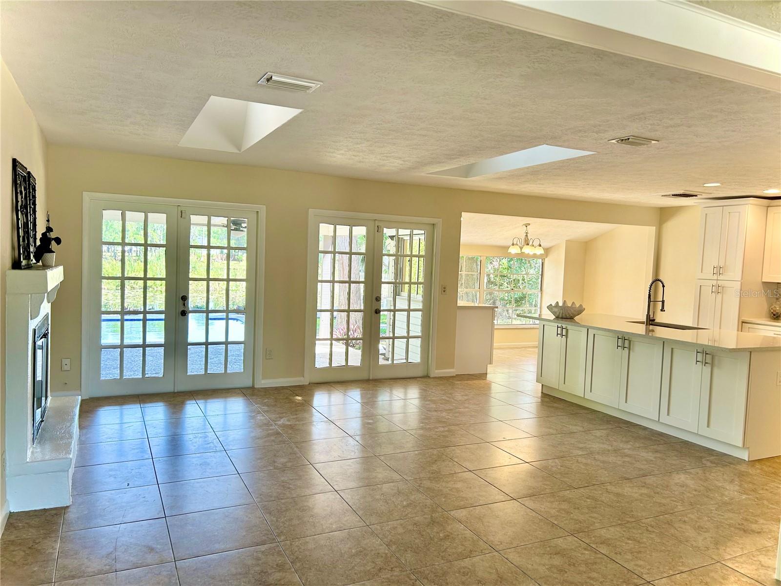 Listing photo id 6 for 17017 Paula Lane