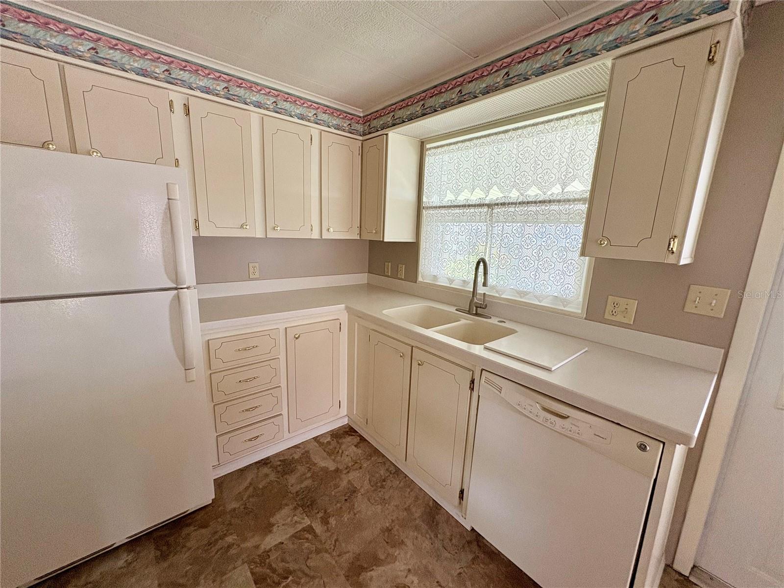 Listing photo id 5 for 161 Hickory Gate Drive