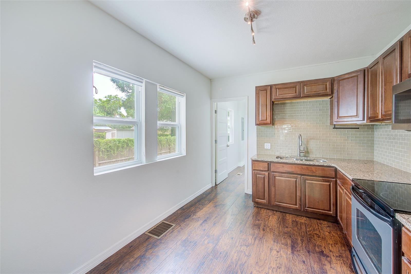 Image 11 of 38 For 809 Baker Street