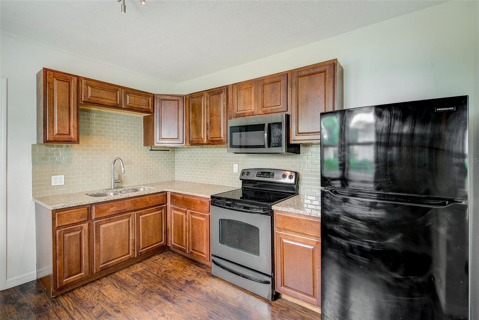 Image 8 of 38 For 809 Baker Street