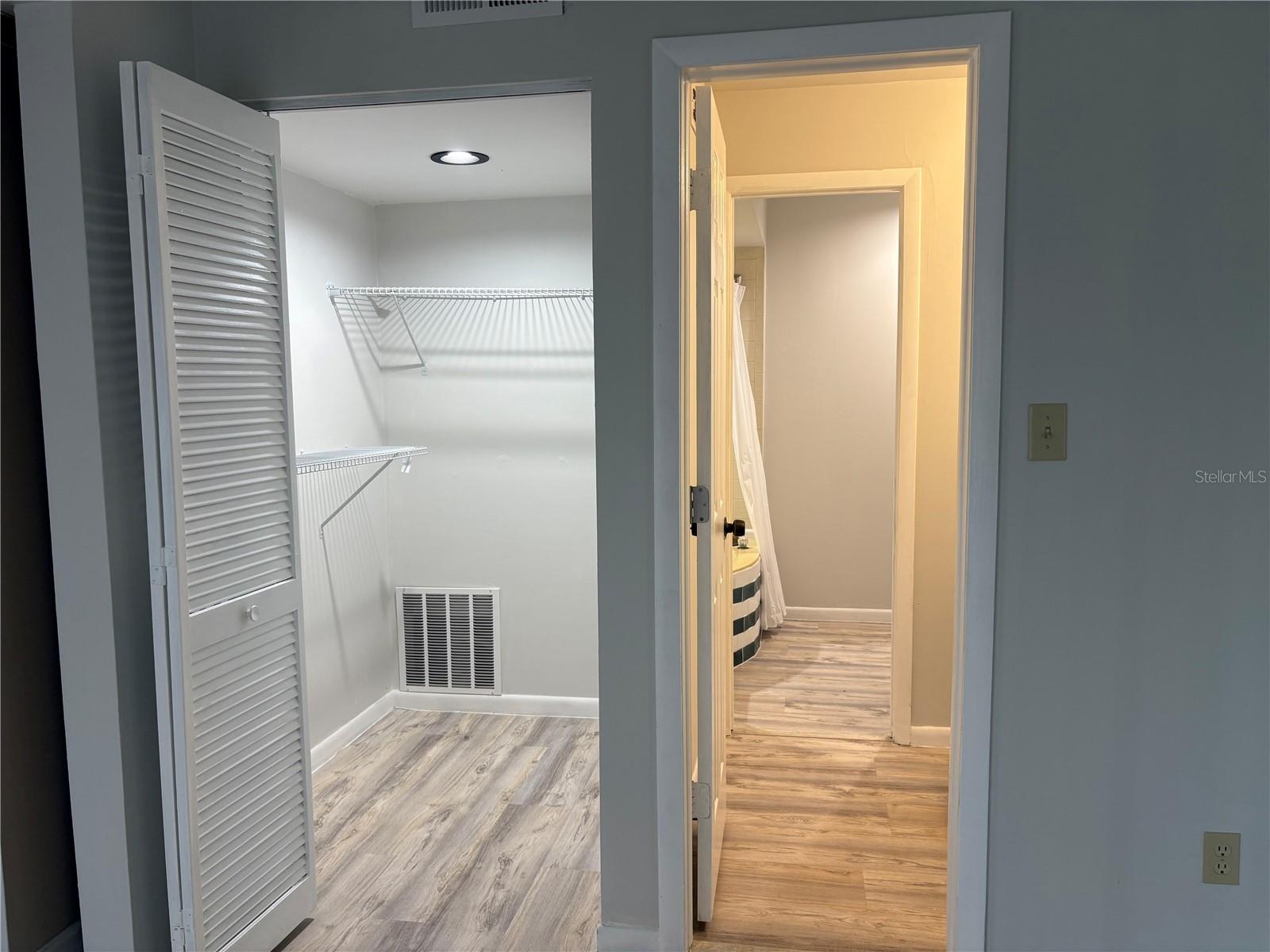 Image 17 of 23 For 2583 Countryside Boulevard 3103