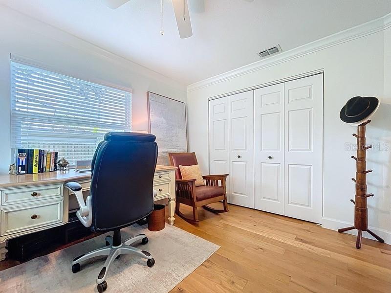 Listing photo id 16 for 3001 Binnicker Avenue