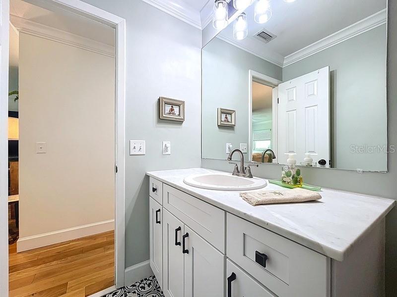 Listing photo id 17 for 3001 Binnicker Avenue