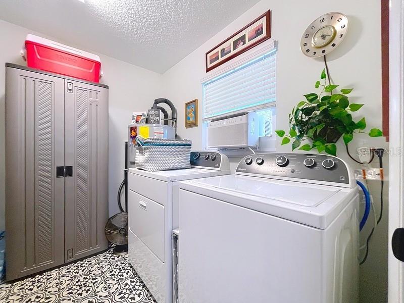 Listing photo id 32 for 3001 Binnicker Avenue