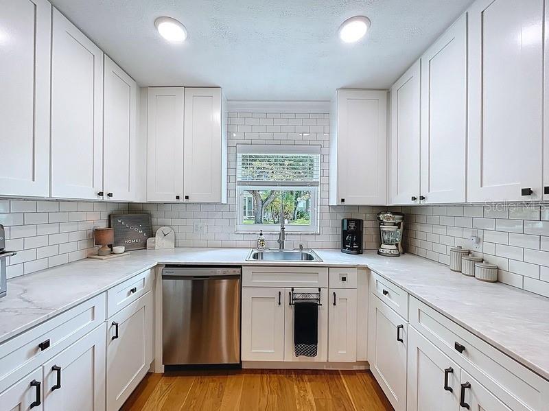 Listing photo id 2 for 3001 Binnicker Avenue