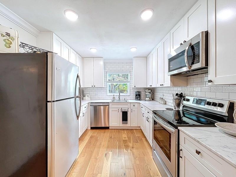 Listing photo id 4 for 3001 Binnicker Avenue