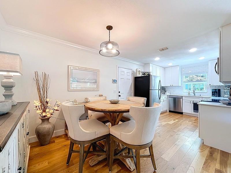Listing photo id 5 for 3001 Binnicker Avenue