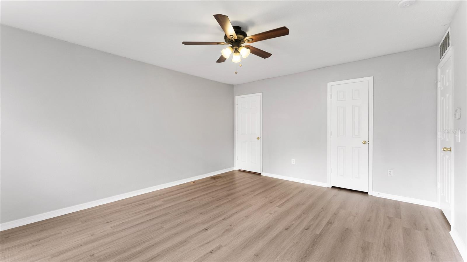 Image 18 of 39 For 9815 Ashburn Lake Drive
