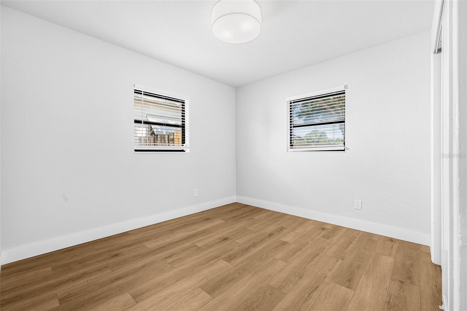 Image 17 of 27 For 5652 4th Avenue N