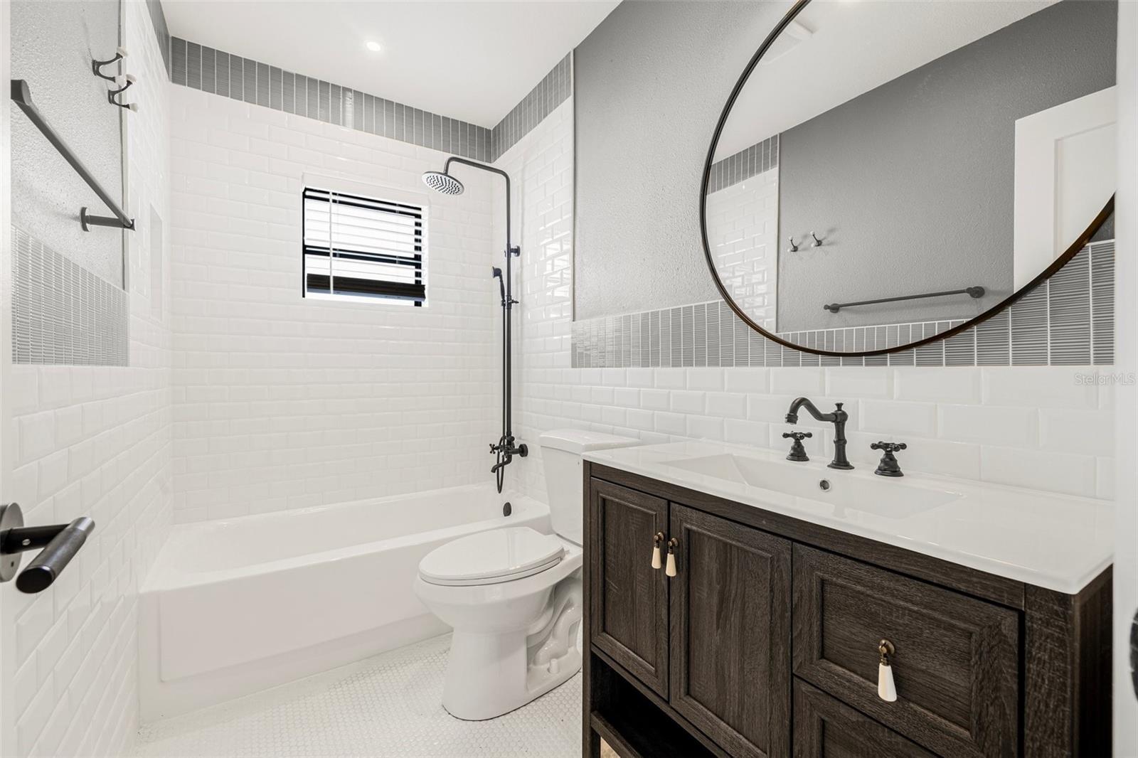 Image 18 of 27 For 5652 4th Avenue N