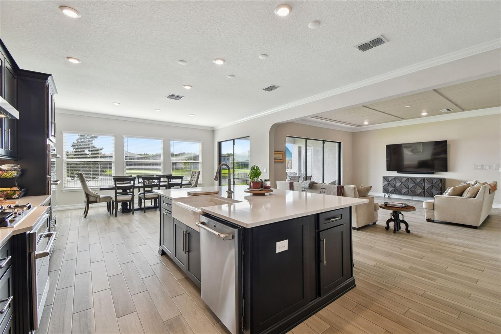 Listing photo id 5 for 6111 Marsh Trail Drive