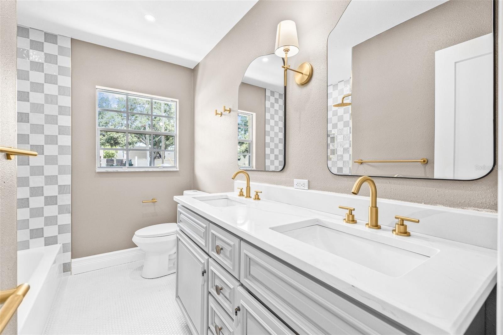 Image 15 of 32 For 5833 4th Avenue N