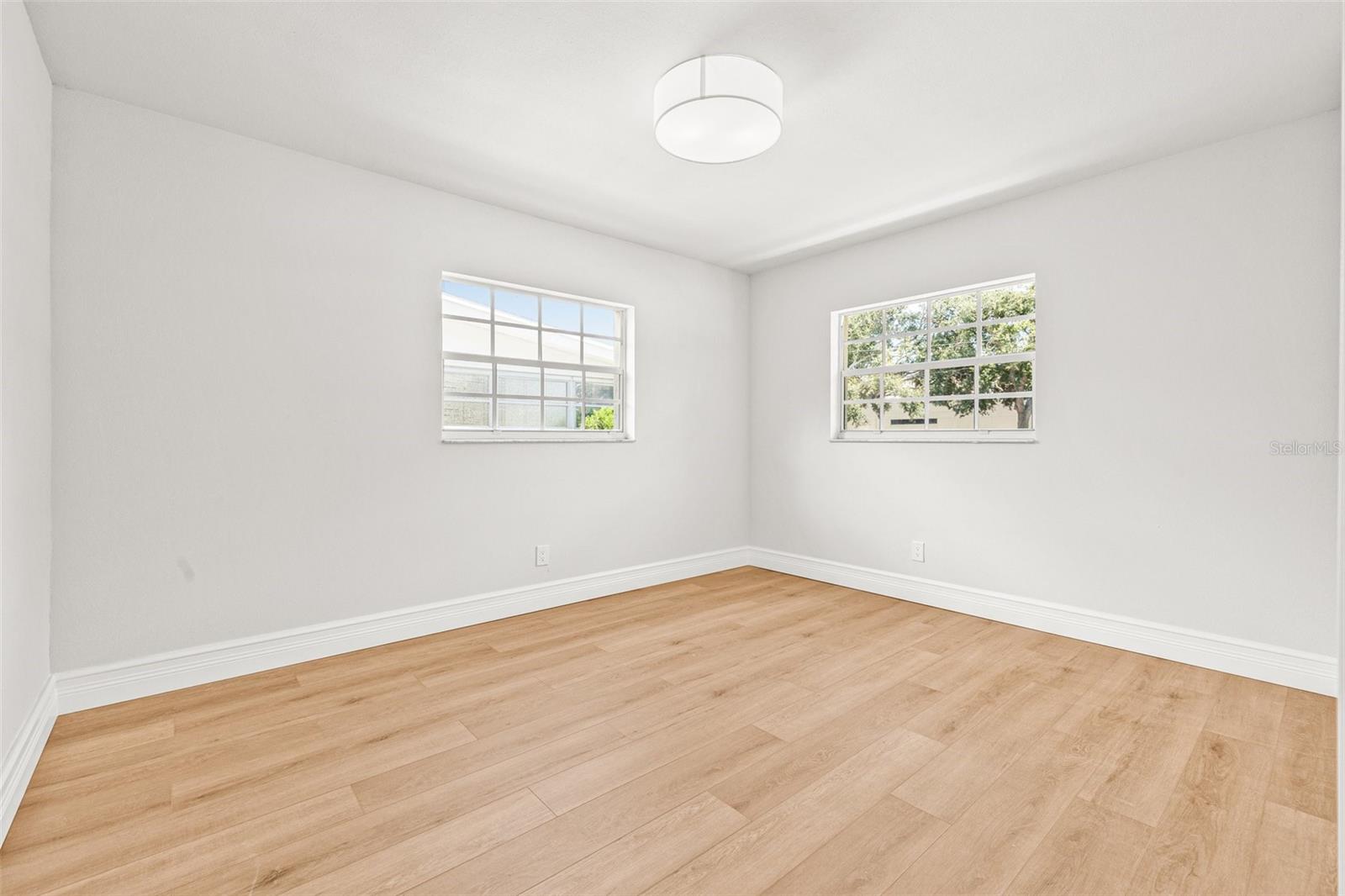 Image 17 of 32 For 5833 4th Avenue N