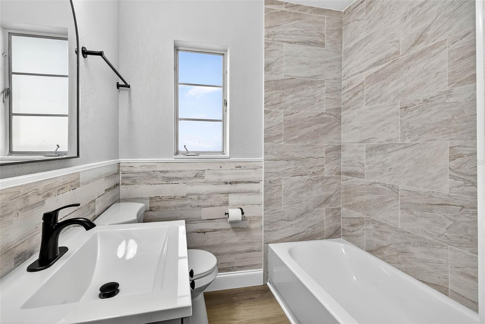 Image 14 of 29 For 722 16th Avenue Nw