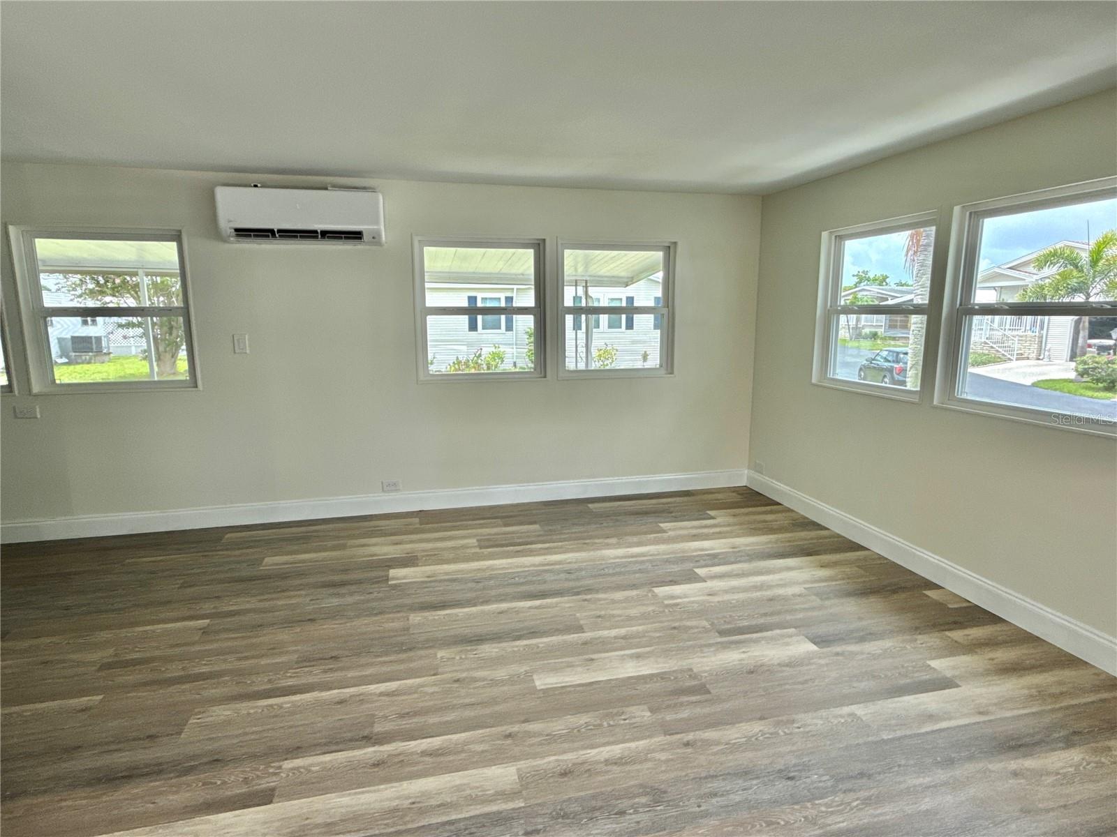 Listing photo id 2 for 7109 Mount Georgetown Drive Ne 575