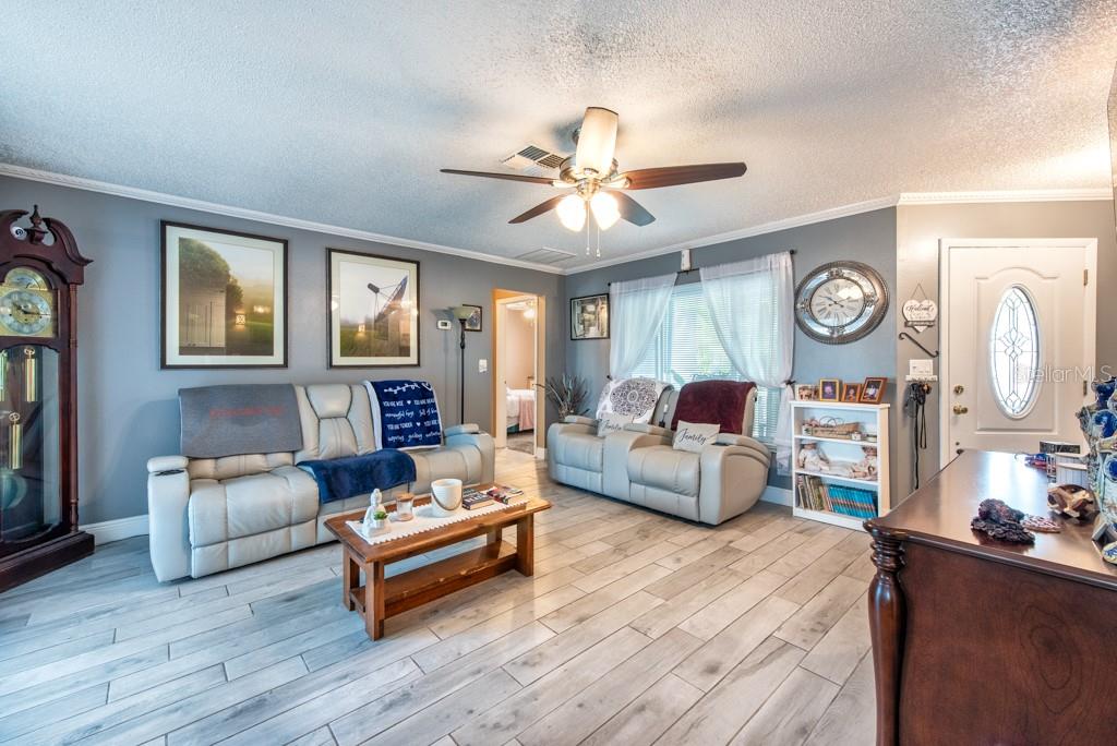 Listing photo id 2 for 3132 Muir Street