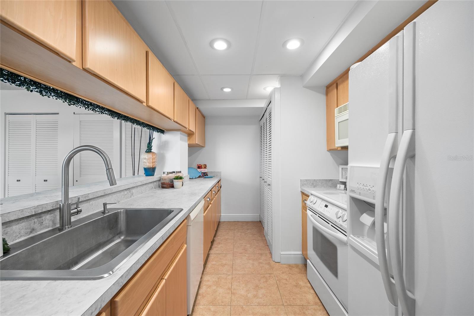 Image 15 of 36 For 5700 Mariner Street 505