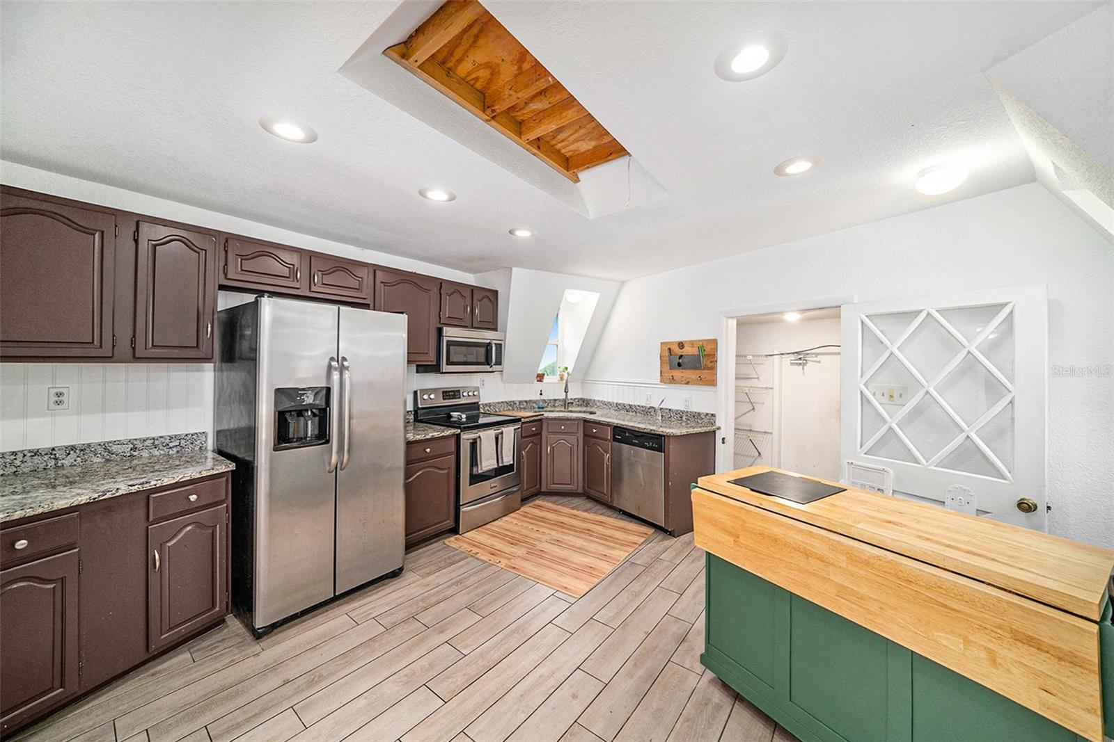 Image 14 of 30 For 6830 Collingswood Court