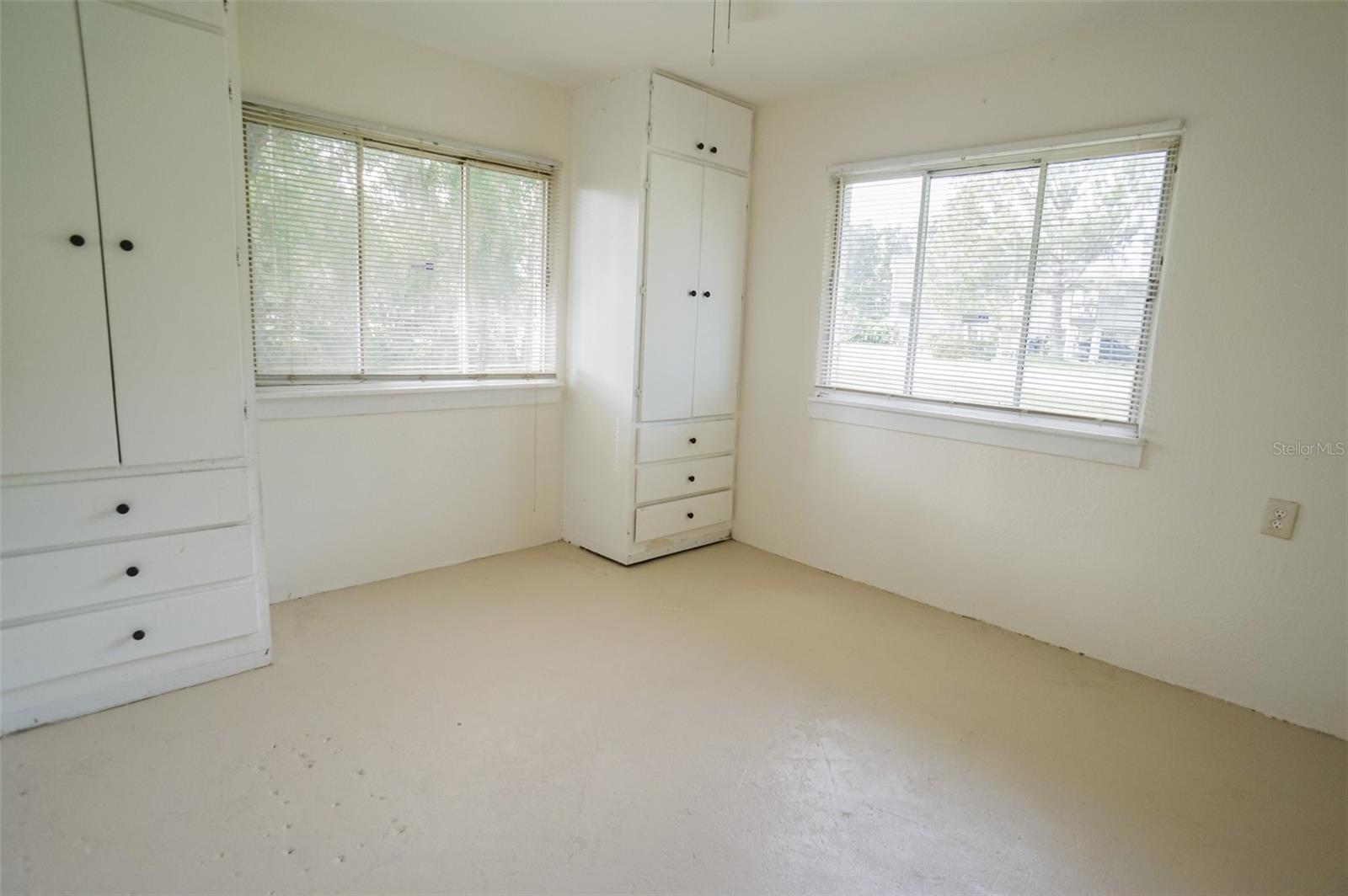 Image 16 of 27 For 800 Saint Petersburg Drive