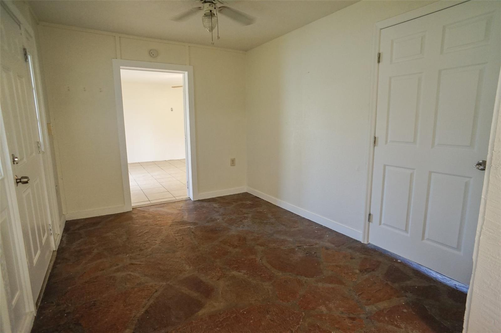 Image 19 of 27 For 800 Saint Petersburg Drive