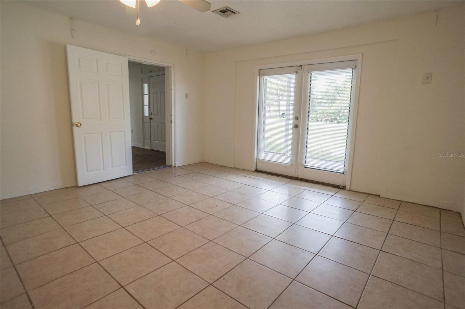 Image 23 of 27 For 800 Saint Petersburg Drive