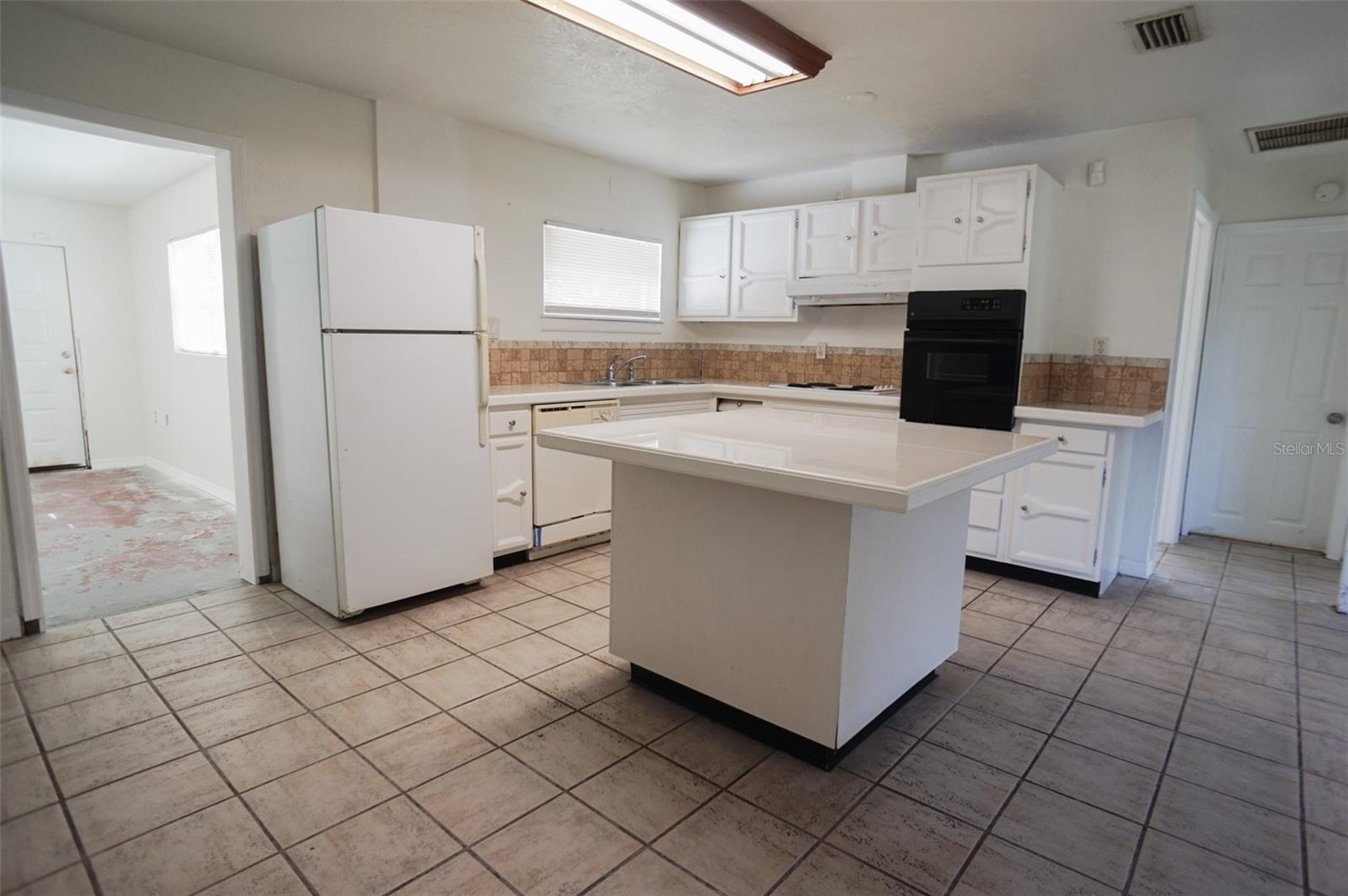 Image 6 of 27 For 800 Saint Petersburg Drive