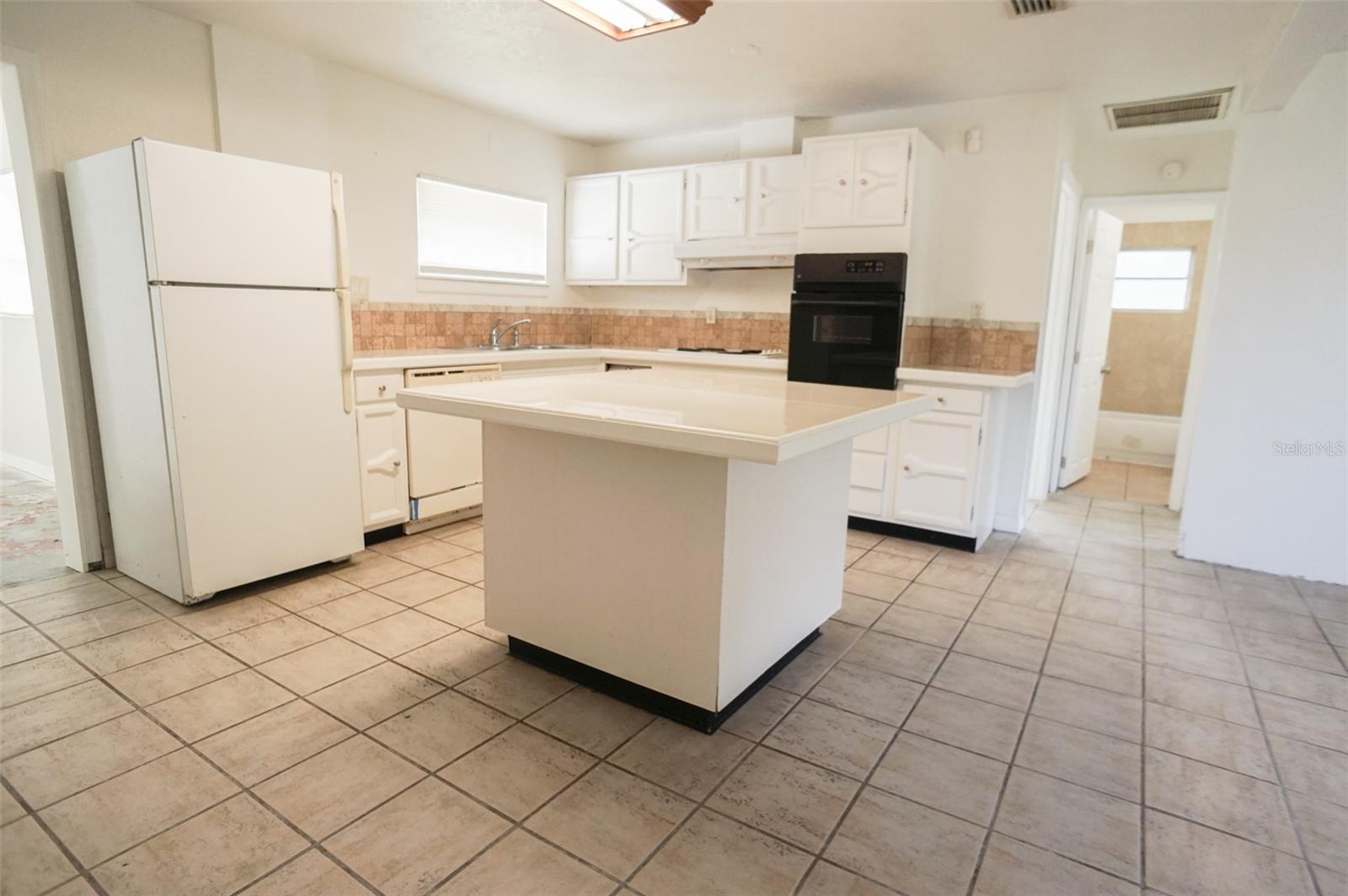 Image 9 of 27 For 800 Saint Petersburg Drive