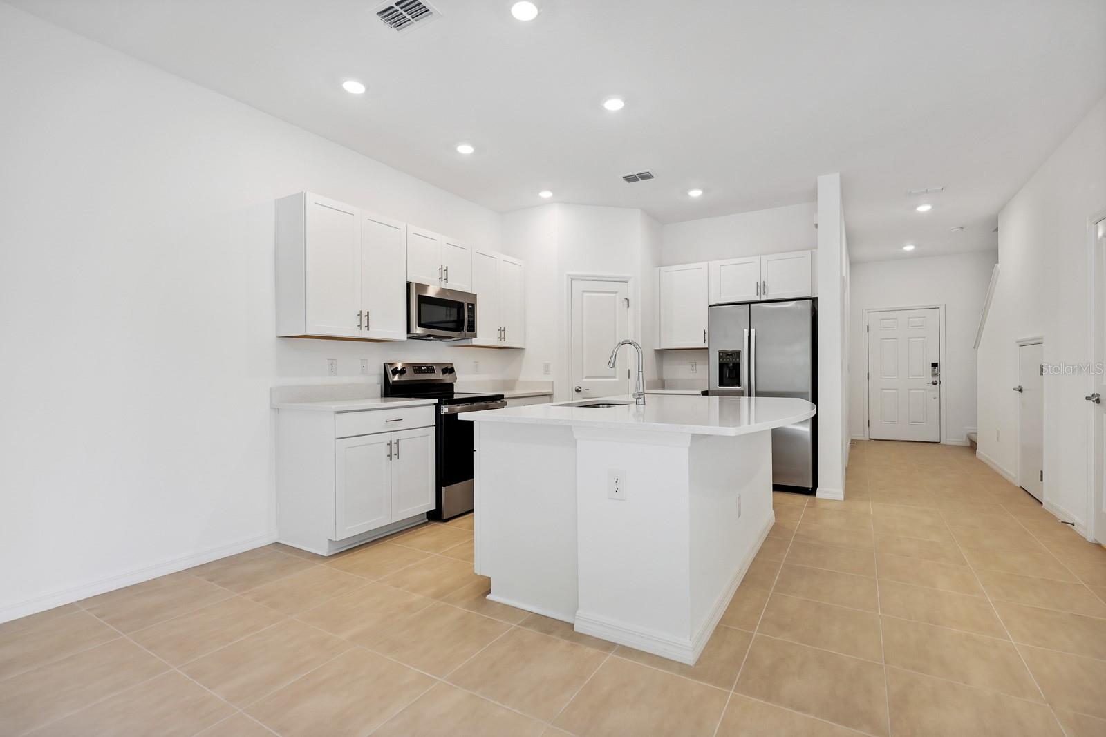 Listing photo id 2 for 2097 Hallier Cove