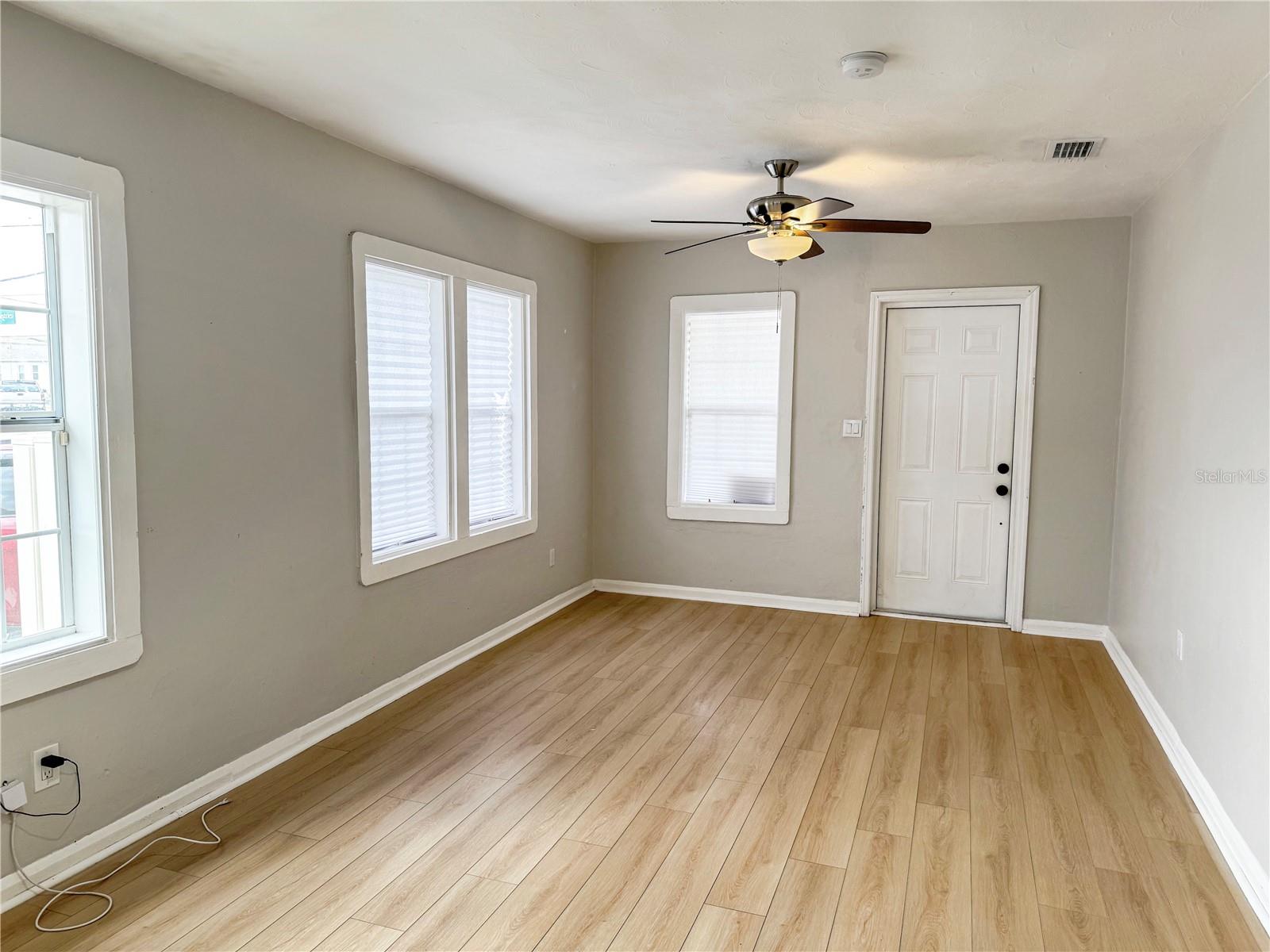 Listing photo id 10 for 2720 21st Avenue