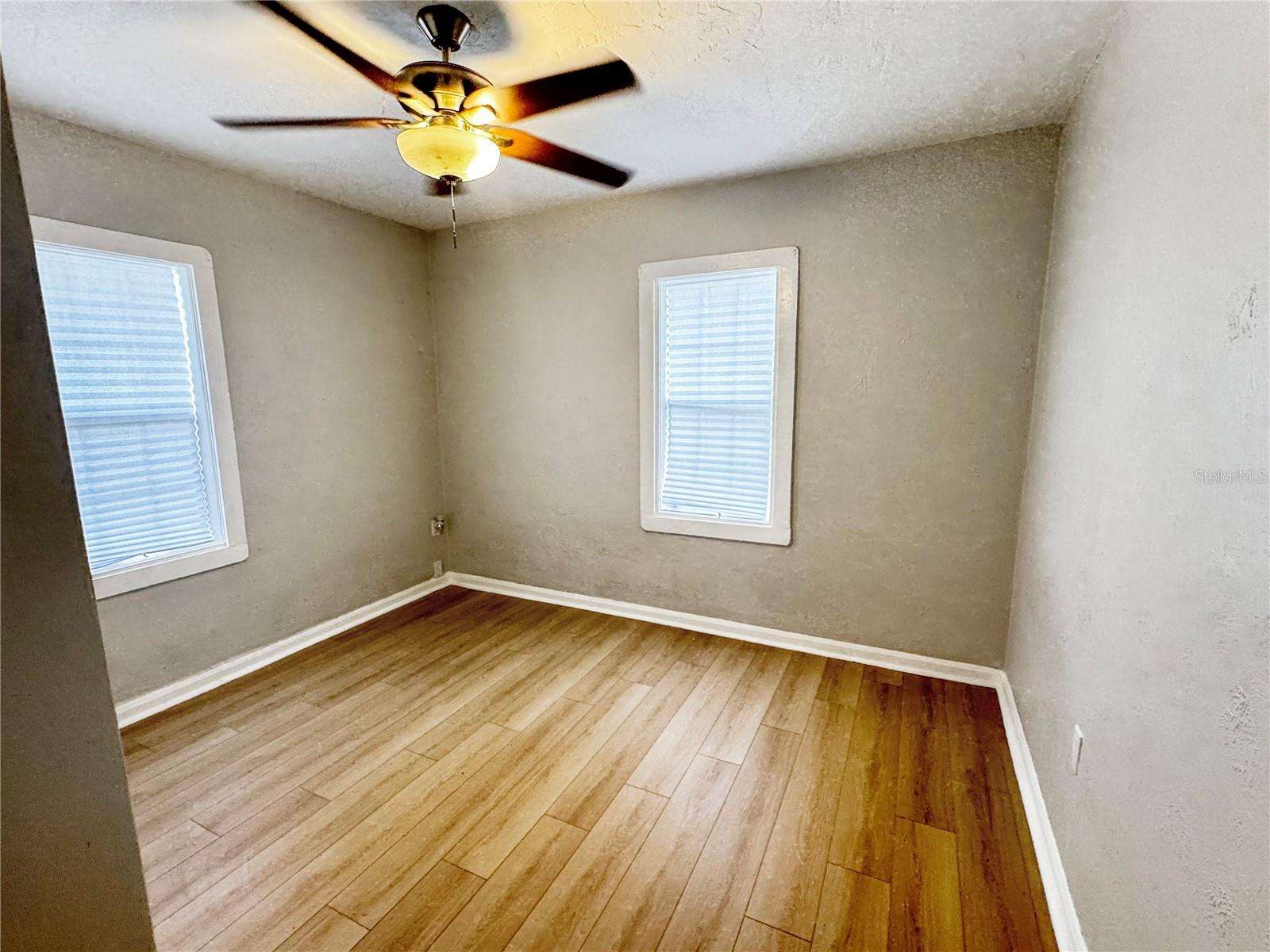 Listing photo id 11 for 2720 21st Avenue