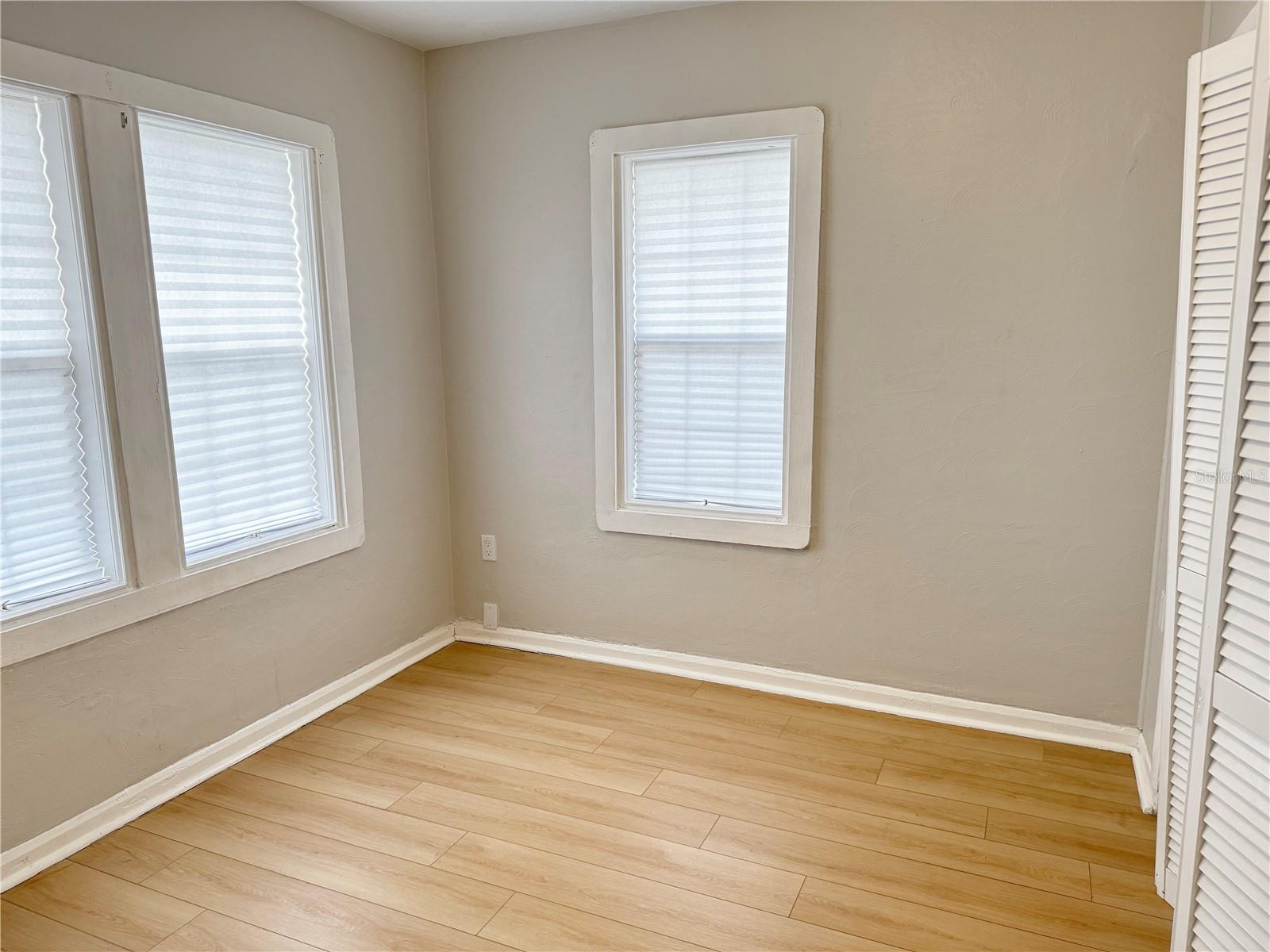 Listing photo id 15 for 2720 21st Avenue