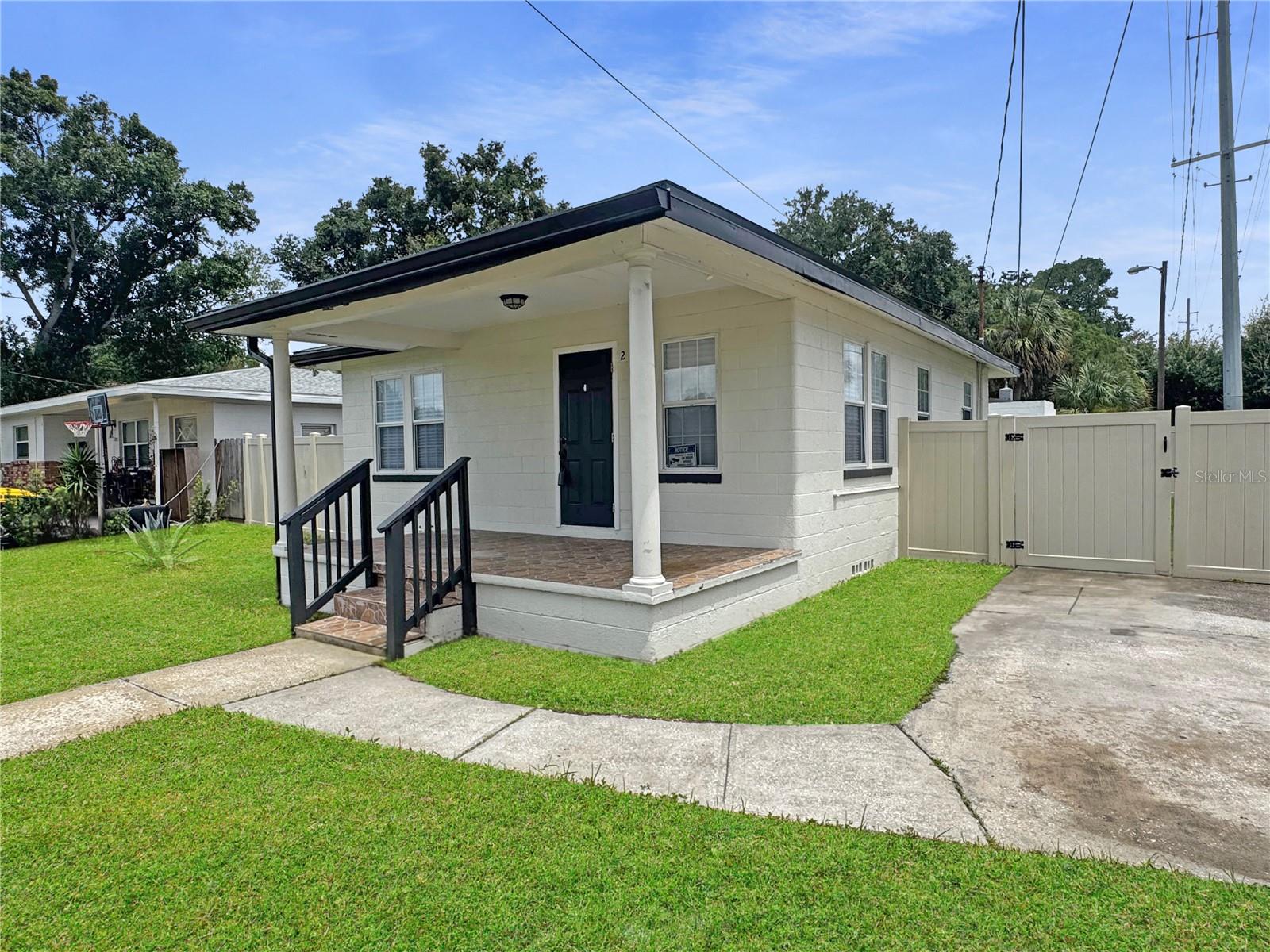 Listing photo id 0 for 2720 21st Avenue