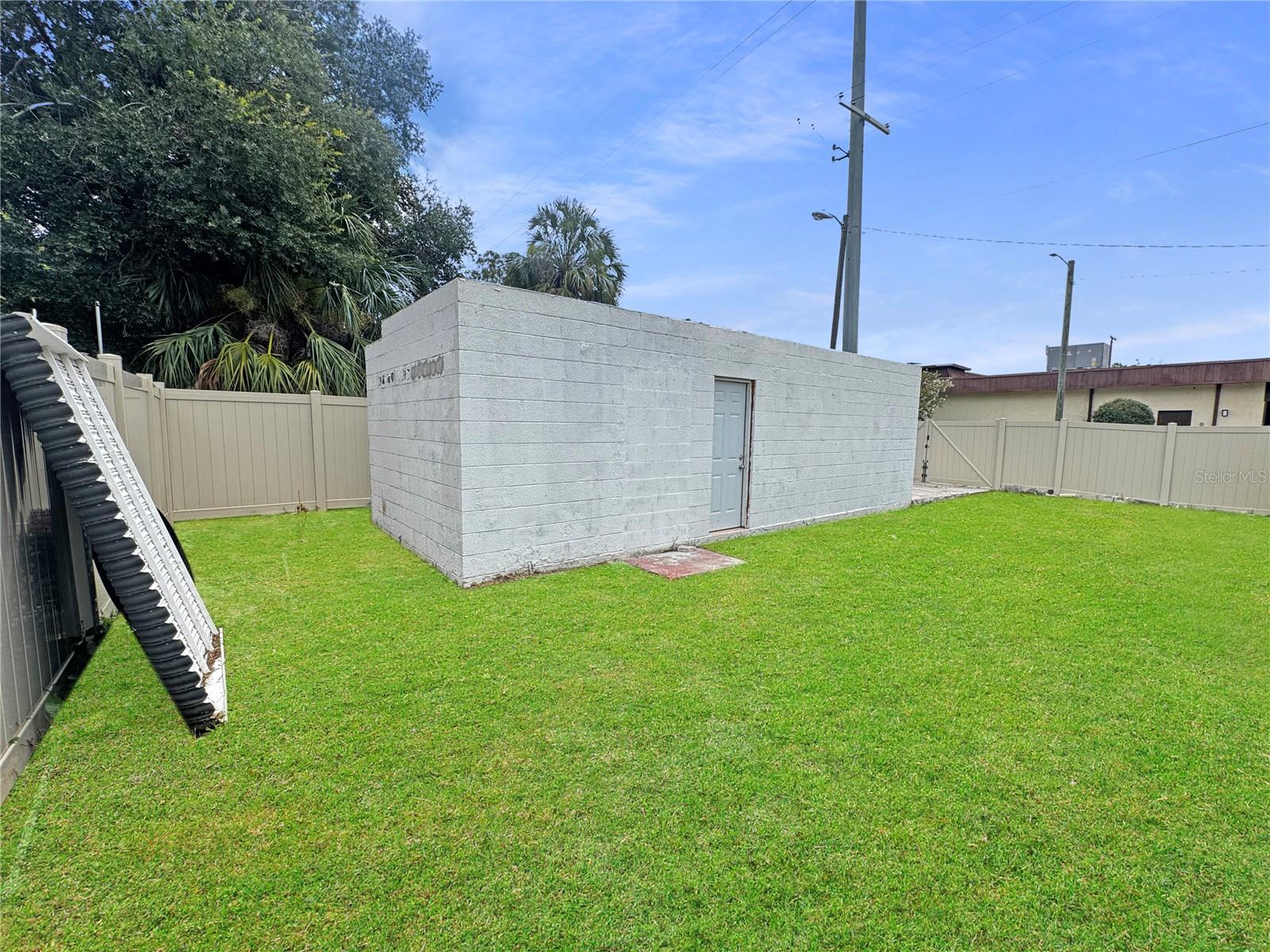 Listing photo id 26 for 2720 21st Avenue